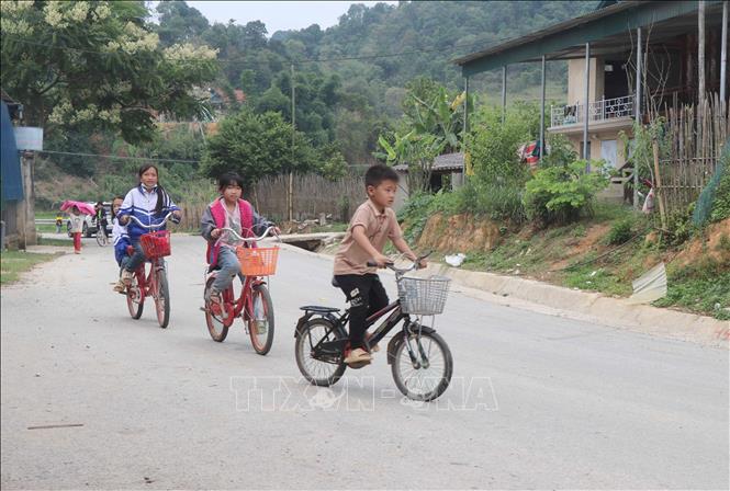 Học sinh Tiểu học là con, em dân tộc Thái, Khơ- mú tại địa bàn xã Pá Khoang (thành phố Điện Biên Phủ, tỉnh Điện Biên) trên đường đến lớp. Ảnh: Xuân Tiến – TTXVN 