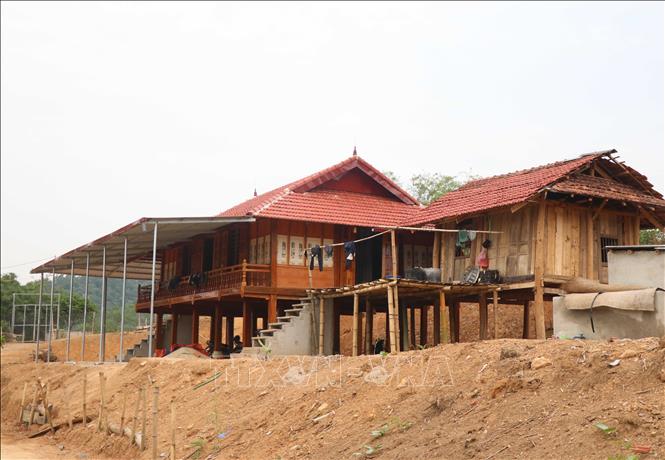 Nhiều ngôi nhà sàn mới được dựng trên địa bàn bản Sáng (xã Pá Khoang, thành phố Điện Biên Phủ, tỉnh Điện Biên). Ảnh: Xuân Tiến – TTXVN 