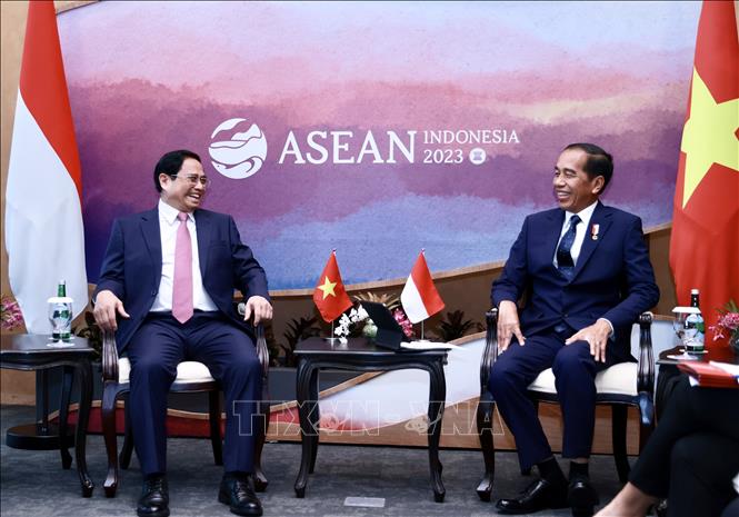 PM Pham Minh Chinh meets with Indonesian President Joko Widodo, Chairman of the 42nd ASEAN Summit. VNA Photo: Dương Giang