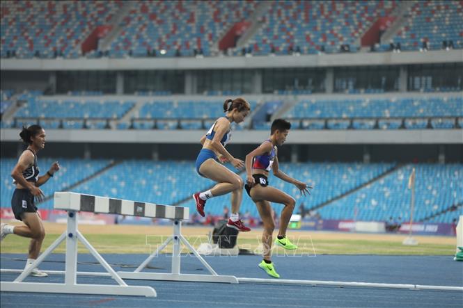 VĐV Nguyễn Thị Oanh thi đấu nội dung chạy vượt chướng ngại vật 3000m nữ với thành tích 10 phút 34 giây 37. Ảnh: Minh Quyết - TTXVN