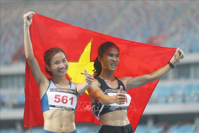 VĐV Nguyễn Thị Oanh bảo vệ thành công HCV nội dung chạy vượt chướng ngại vật 3000m nữ. Ảnh: Minh Quyết-TTXVN
