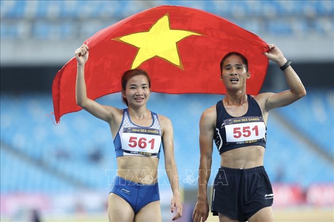 Nguyễn Thị Oanh (trái) thi đấu xuất sắc, bảo vệ thành công HCV chạy vượt chướng ngại vật 3000m nữ. Ảnh: Minh Quyết - TTXVN