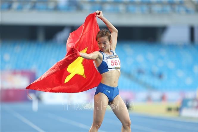 Nguyễn Thị Oanh thi đấu xuất sắc, bảo vệ thành công HCV chạy vượt chướng ngại vật 3000m nữ. Ảnh: Minh Quyết - TTXVN
