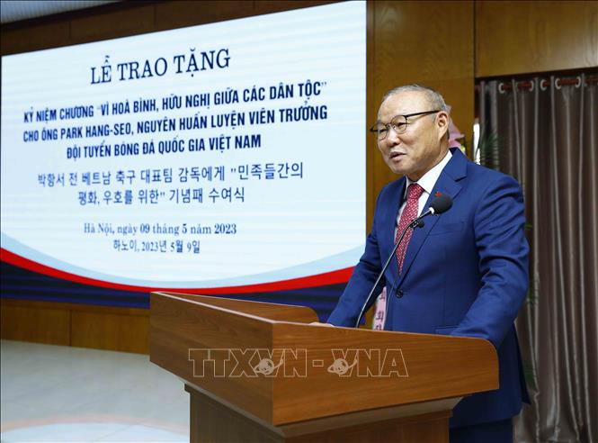 Former head coach of the Vietnamese national football team Park Hang-seo speaks at the ceremony. VNA Photo: An Đăng
