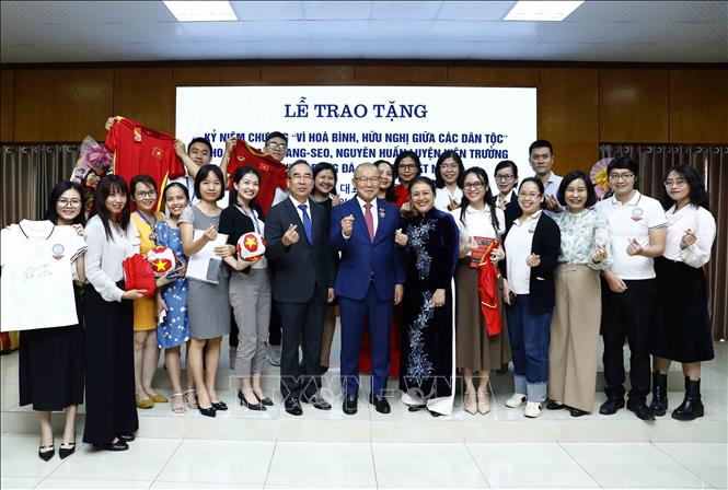 Former head coach of the Vietnamese national football team Park Hang-seo and delegates pose for a group photo at the ceremony. VNA Photo: An Đăng