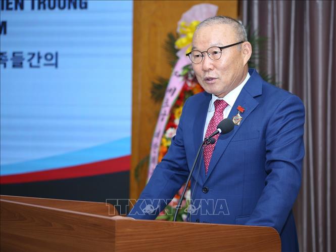 Former head coach of the Vietnamese national football team Park Hang-seo speaks at the ceremony. VNA Photo: An Đăng