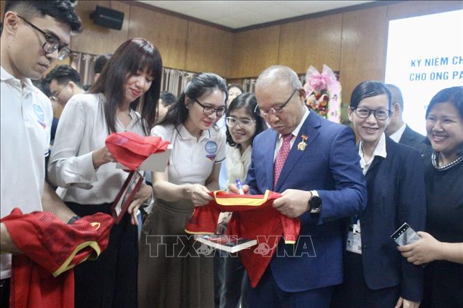 Former head coach of the Vietnamese national football team Park Hang-seo signs autograph for fans at the ceremony. VNA Photo: An Đăng