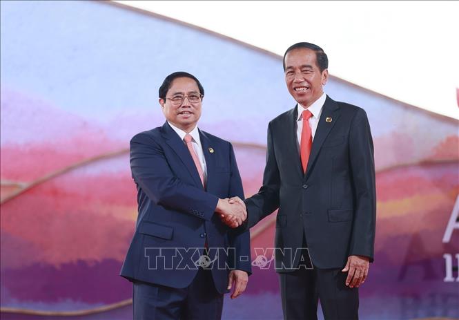 PM Pham Minh Chinh is welcomed by Indonesian President Joko Widodo, Chairman of the 42nd ASEAN Summit. VNA Photo: Dương Giang