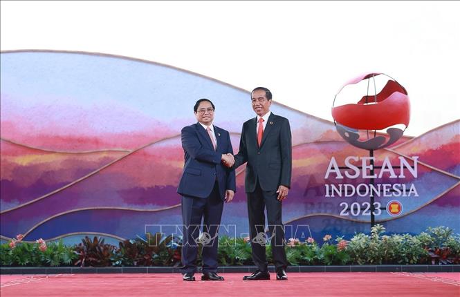 PM Pham Minh Chinh is welcomed by Indonesian President Joko Widodo, Chairman of the 42nd ASEAN Summit. VNA Photo: Dương Giang