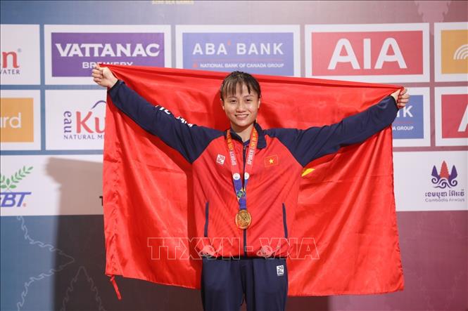 SEA Games 32: VĐV Tạ Thị Kim Yến giành HCV môn Kun Khmer hạng 48kg ...