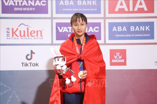 SEA Games 32: VĐV Tạ Thị Kim Yến giành HCV môn Kun Khmer hạng 48kg ...