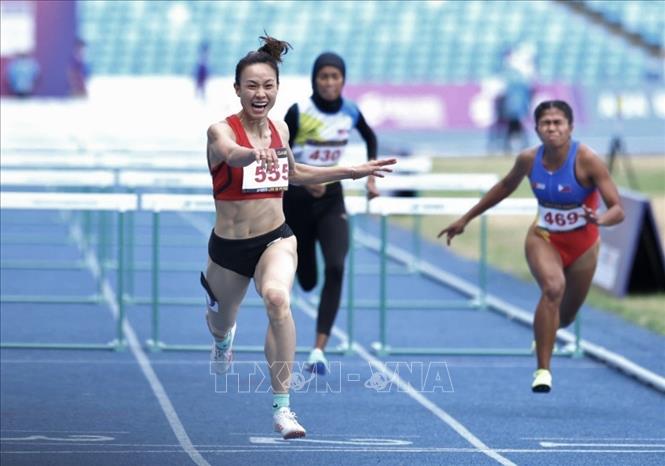 VĐV Huỳnh Thị Mỹ Tiên thi đấu tại nội dung 100m rào nữ ở SEA Games 32. Ảnh: Minh Quyết - TTXVN