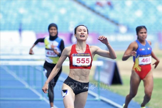 VĐV Huỳnh Thị Mỹ Tiên thi đấu nội dung 100m rào nữ ở SEA Games 32. Ảnh: Minh Quyết - TTXVN