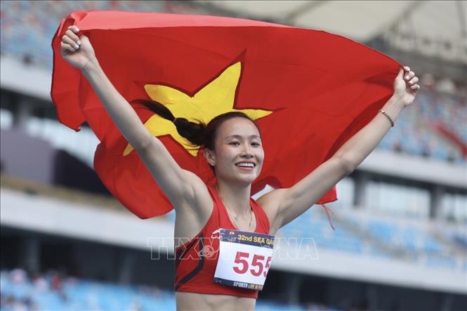 VĐV Huỳnh Thị Mỹ Tiên xuất sắc giành HCV 100m rào nữ ở SEA Games 32 với thành tích 13 giây 50. Ảnh: Minh Quyết - TTXVN