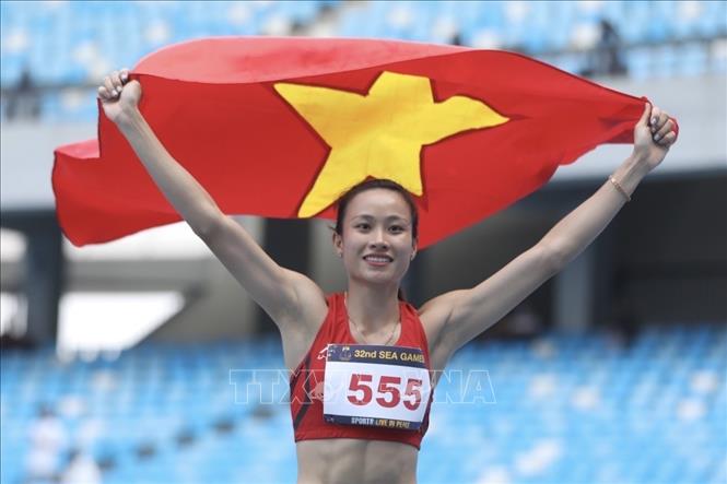 VĐV Huỳnh Thị Mỹ Tiên xuất sắc giành HCV 100m rào nữ ở SEA Games 32 với thành tích 13 giây 50. Ảnh: Minh Quyết - TTXVN