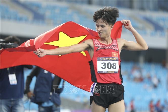 VĐV Nguyễn Trung Cường (308) giành HCV nội dung chạy 3000m vượt chướng ngại vật nam. Ảnh: Minh Quyết - TTXVN