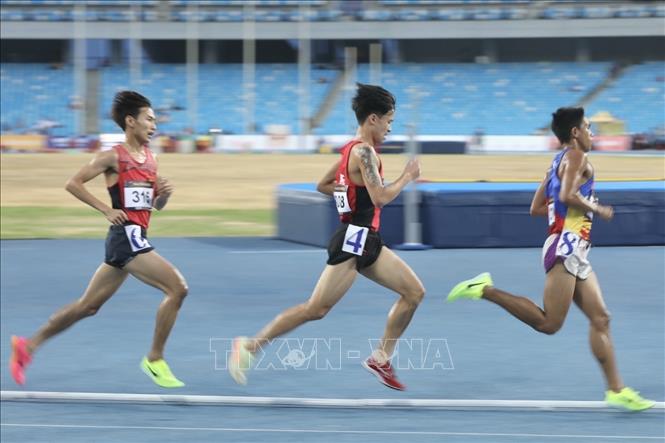 VĐV Nguyễn Trung Cường (308, giữa) thi đấu nội dung chạy 3000m vượt chướng ngại vật nam. Ảnh: Minh Quyết - TTXVN