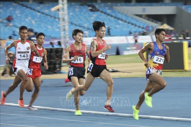 VĐV Nguyễn Trung Cường (308) thi đấu nội dung chạy 3000m vượt chướng ngại vật nam. Ảnh: Minh Quyết - TTXVN