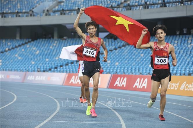VĐV Nguyễn Trung Cường (308) giành HCV và Lê Tiến Long (316) giành HCB nội dung chạy 3000m vượt chướng ngại vật nam. Ảnh: Minh Quyết - TTXVN