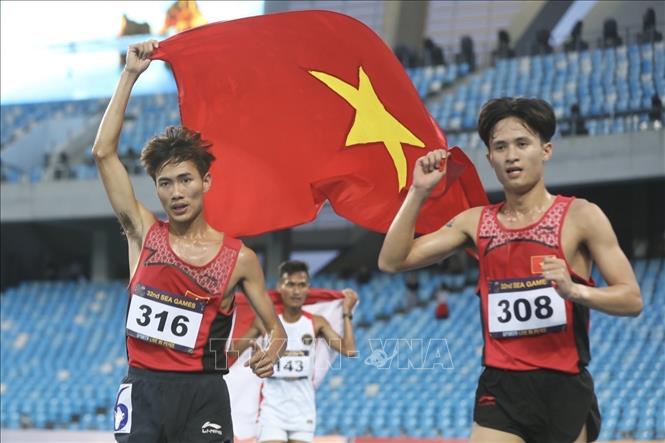 VĐV Nguyễn Trung Cường (308) giành HCV và Lê Tiến Long (316) giành HCB nội dung chạy 3000m vượt chướng ngại vật nam. Ảnh: Minh Quyết - TTXVN