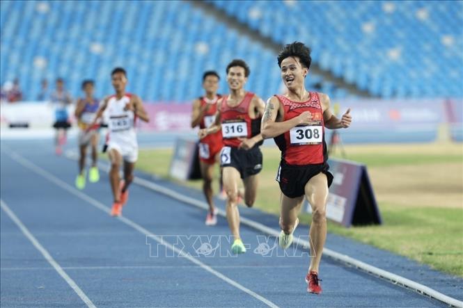 VĐV Nguyễn Trung Cường (308) về đích nội dung chạy 3000m vượt chướng ngại vật nam. Ảnh: Minh Quyết - TTXVN