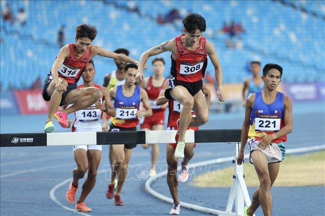 VĐV Nguyễn Trung Cường (308) thi đấu nội dung chạy 3000m vượt chướng ngại vật nam. Ảnh: Minh Quyết - TTXVN