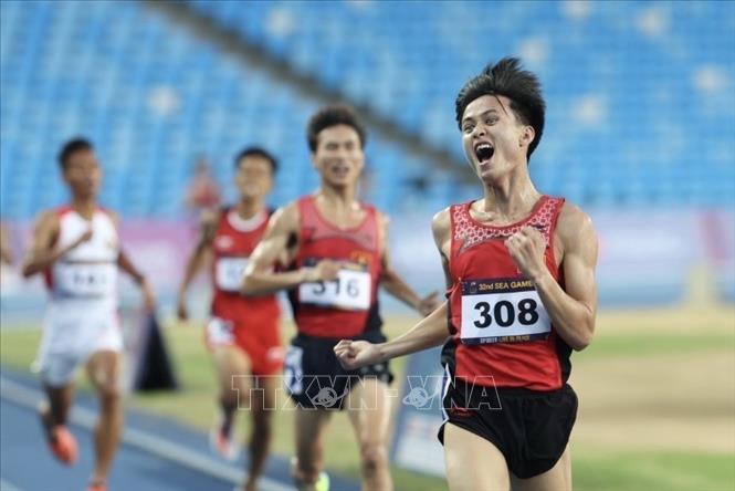 VĐV Nguyễn Trung Cường (308) về đích nội dung chạy 3000m vượt chướng ngại vật nam. Ngay sau anh là người đồng đội Lê Tiến Long (316). Ảnh: Minh Quyết - TTXVN