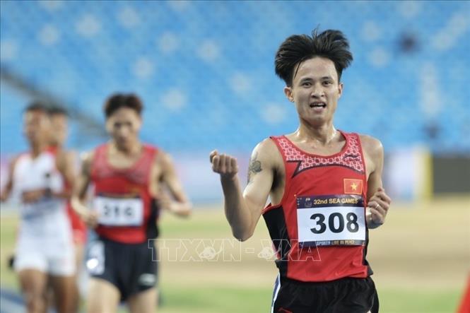 VĐV Nguyễn Trung Cường (308) thi đấu xuất sắc nội dung chạy 3000m vượt chướng ngại vật nam, giành HCV đầu tiên cho đội tuyển Điền kinh trong ngày thi đấu hôm nay. Ảnh: Minh Quyết - TTXVN