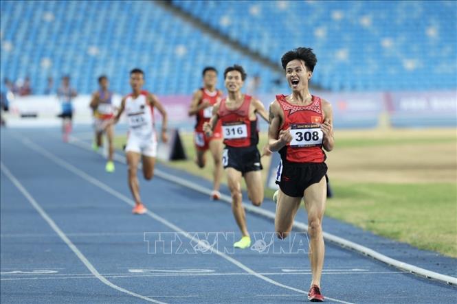 VĐV Nguyễn Trung Cường (308) về đích đầu tiên nội dung chạy 3000m vượt chướng ngại vật nam, giành HCV. Ảnh: Minh Quyết - TTXVN