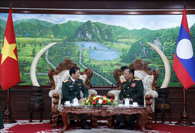 Trong ảnh: Phó Thủ tướng, Bộ trưởng Quốc phòng Lào Chansamone Chanyalath tiếp thân mật Thượng tướng Nguyễn Tân Cương. Ảnh: Phạm Kiên - Phóng viên TTXVN tại Lào.