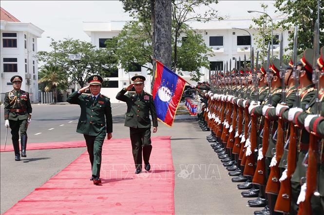 Trong ảnh: Thượng tướng Nguyễn Tân Cương, Tổng Tham mưu trưởng, Thứ trưởng Bộ Quốc phòng duyệt đội danh dự trong lễ đón chính thức tại Bộ Quốc phòng Lào vào chiều 10/5 tại thủ đô Viêng Chăn. Ảnh: Phạm Kiên - Phóng viên TTXVN tại Lào.