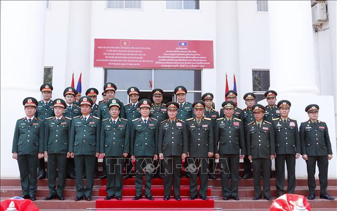 Trong ảnh: Đoàn đại biểu Bộ Quốc phòng Việt Nam chụp ảnh lưu niệm cùng đoàn Đại biểu Bộ Quốc phòng Lào ngay sau lễ đón chính thức. Ảnh: Phạm Kiên - Phóng viên TTXVN tại Lào.