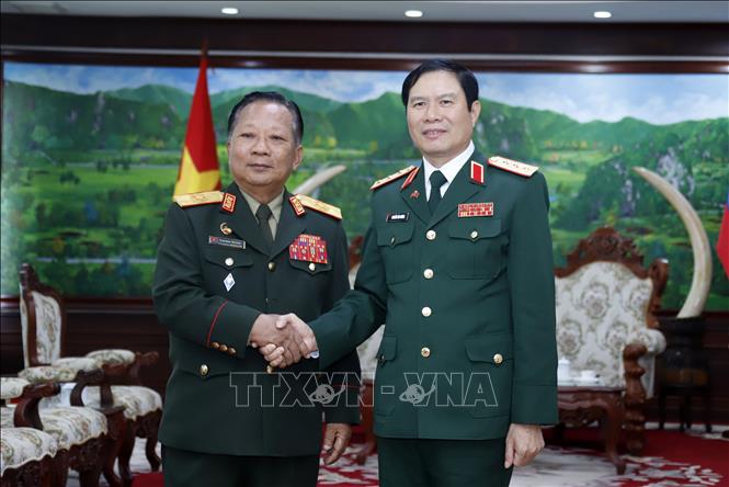 Trong ảnh: Phó Thủ tướng, Bộ trưởng Quốc phòng Lào Chansamone Chanyalath tiếp  Thượng tướng Nguyễn Tân Cương. Ảnh: Phạm Kiên - Phóng viên TTXVN tại Lào.
