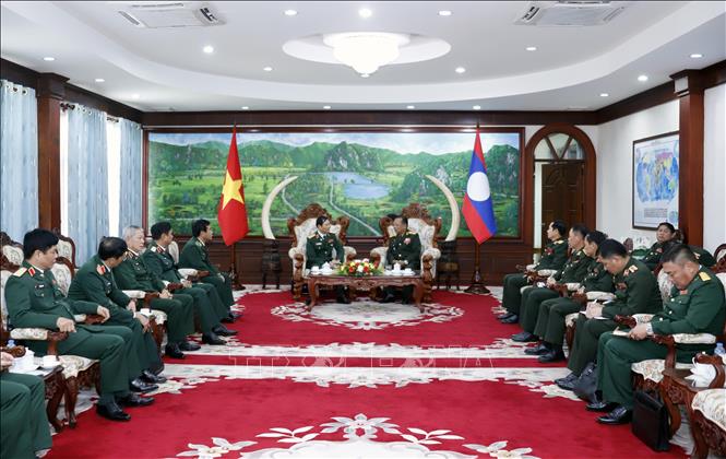 Trong ảnh: Phó Thủ tướng, Bộ trưởng Quốc phòng Lào Chansamone Chanyalath tiếp  Thượng tướng Nguyễn Tân Cương cùng đoàn. Ảnh: Phạm Kiên - Phóng viên TTXVN tại Lào.