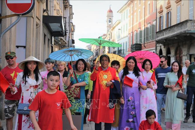 Nhóm đại diện cộng đồng người Việt tham gia diễu hành đến trung tâm Borgomanero. Ảnh: Trường Dụy-TTXVN