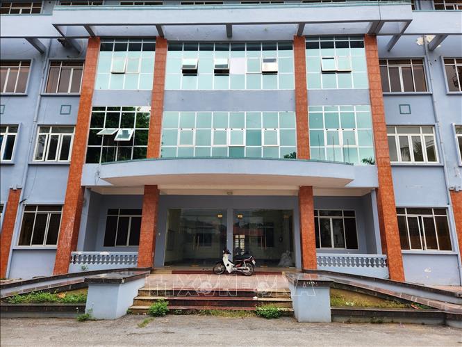Trong ảnh: Trụ sở UBND huyện Trà Lĩnh (cũ) đã xuống cấp ở nhiều hạng mục. Ảnh: Chu Hiệu-TTXVN