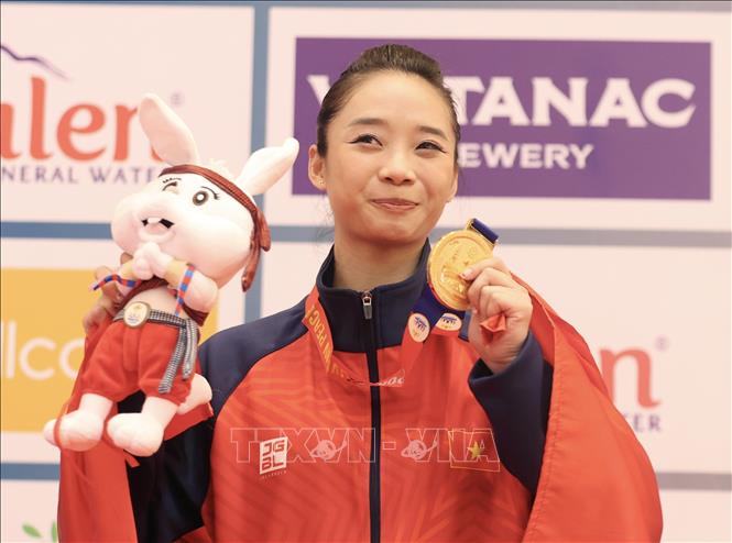 Tấm HCV đầu tiên của Dương Thúy Vi giành cho đội tuyển Wushu Việt Nam tại SEA Games 32 càng thêm ý nghĩa khi đúng vào sinh nhật của cô. Ảnh: Hoàng Linh - TTXVN
