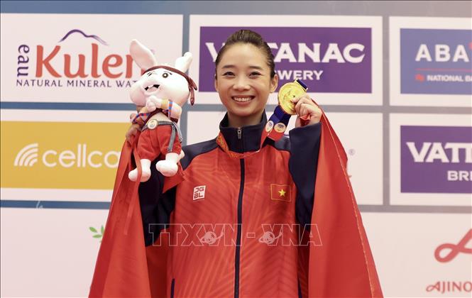 Tấm HCV đầu tiên của Dương Thúy Vi giành cho đội tuyển Wushu Việt Nam tại SEA Games 32 càng thêm ý nghĩa khi đúng vào sinh nhật của cô. Ảnh: Hoàng Linh - TTXVN