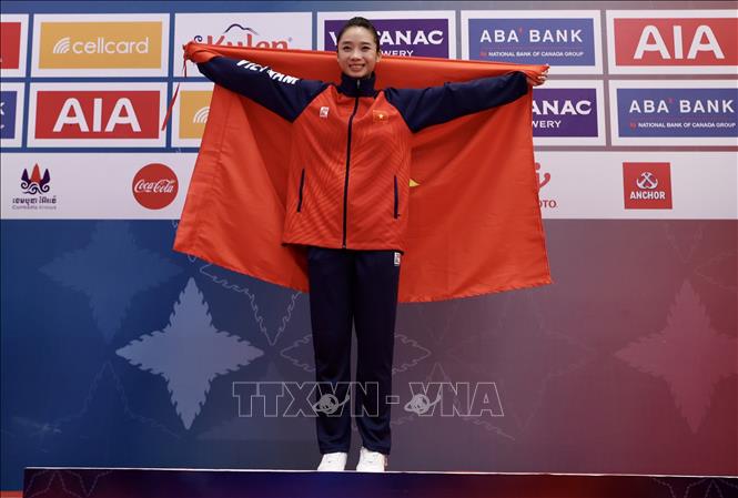 Dương Thúy Vi giành HCV đầu tiên cho đội tuyển Wushu Việt Nam tại SEA Games 32. Ảnh: Hoàng Linh - TTXVN