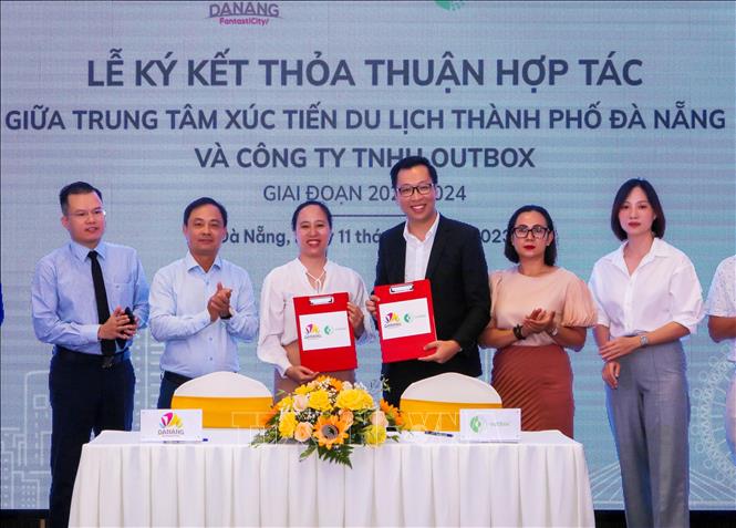 Trong ảnh: Đại diện Trung tâm Xúc tiến Du lịch thành phố Đà Nẵng và Công ty TNHH Outbox hoàn thành ký kết thỏa thuận hợp tác. Ảnh: Trần Lê Lâm – TTXVN 