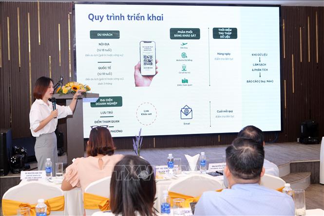 Trong ảnh: Bà Nguyễn Anh Thư, Giám đốc nghiên cứu của Công ty TNHH Outbox giới thiệu về quy trình triển khai ứng dụng. Ảnh: Trần Lê Lâm – TTXVN 