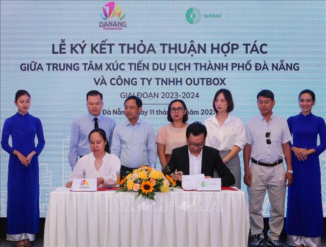 Trong ảnh: Đại diện Trung tâm Xúc tiến Du lịch thành phố Đà Nẵng (bên trái) và Công ty TNHH Outbox ký kết thỏa thuận hợp tác. Ảnh: Trần Lê Lâm – TTXVN 
