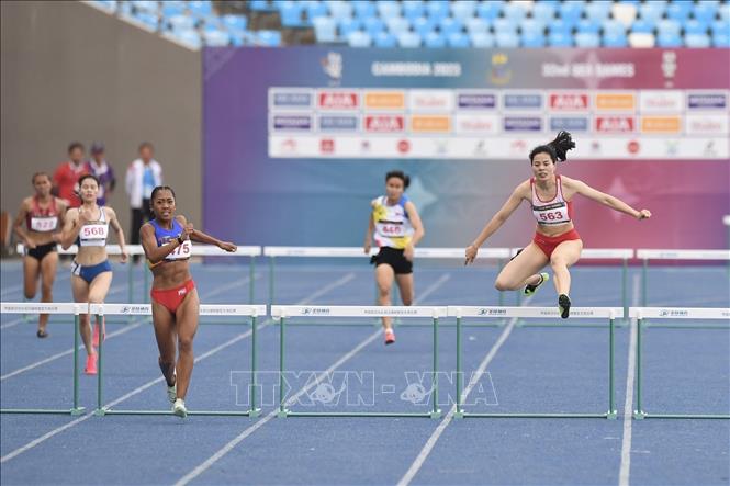 VĐV Nguyễn Thị Huyền (563) bứt tốc ấn tượng ở những mét cuối của chung kết chạy 400m vượt rào nữ. Ảnh: Minh Quyết - TTXVN