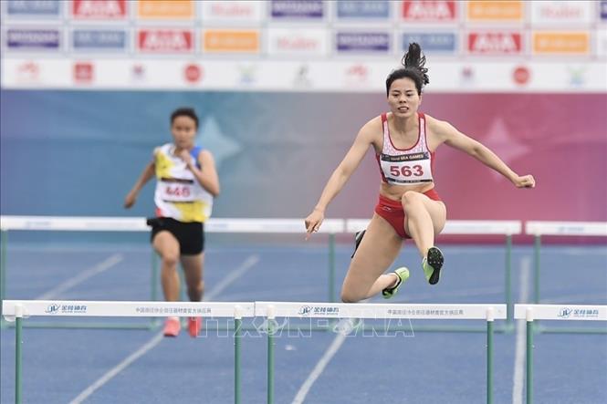 VĐV Nguyễn Thị Huyền (563) thi đấu nội dung chạy 400m vượt rào nữ. Ảnh: Minh Quyết - TTXVN