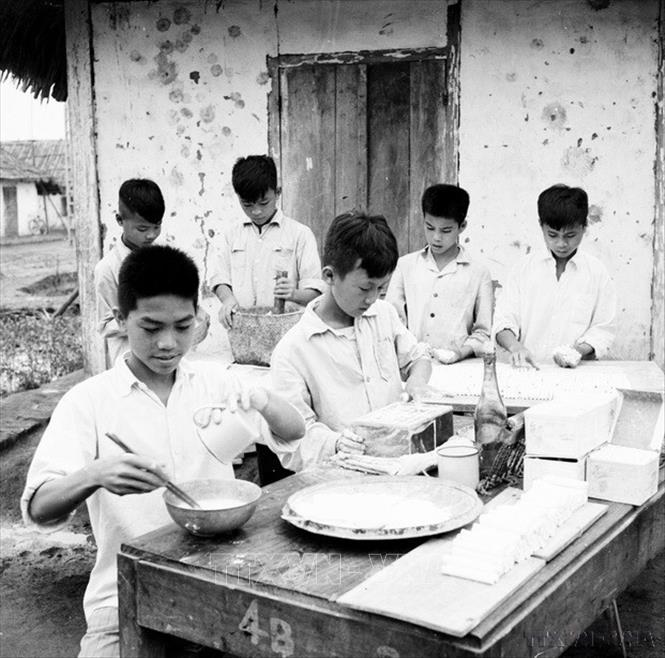 Học sinh trường miền Nam số 14 tổ chức làm phấn cung cấp cho các trường để lấy tiền ủng hộ xây dựng nhà máy nhựa 