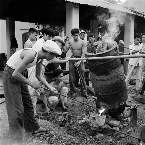 Lò nấu gang đầu tiên của Trường cấp III Ngô Quyền do học sinh tự làm lấy. Ảnh: TTXVN