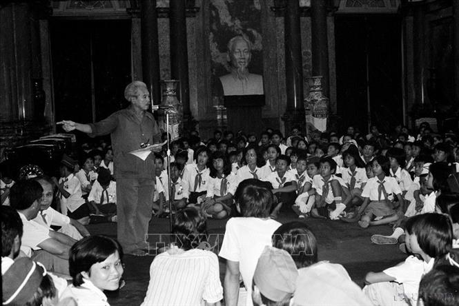 Đại biểu cháu ngoan Bác Hồ được nghe đồng chí Vũ Kỳ, Phó Viện trưởng Viện Bảo tàng Hồ Chí Minh kể chuyện về Bác Hồ (1986). Ảnh: Trần Tuấn - TTXVN
