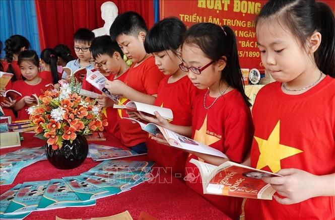 Học sinh trường Tiểu học Gia Cẩm, thành phố Việt Trì, Phú Thọ tìm hiểu về Bác qua sách báo, tài liệu. Ảnh: Trung Kiên - TTXVN