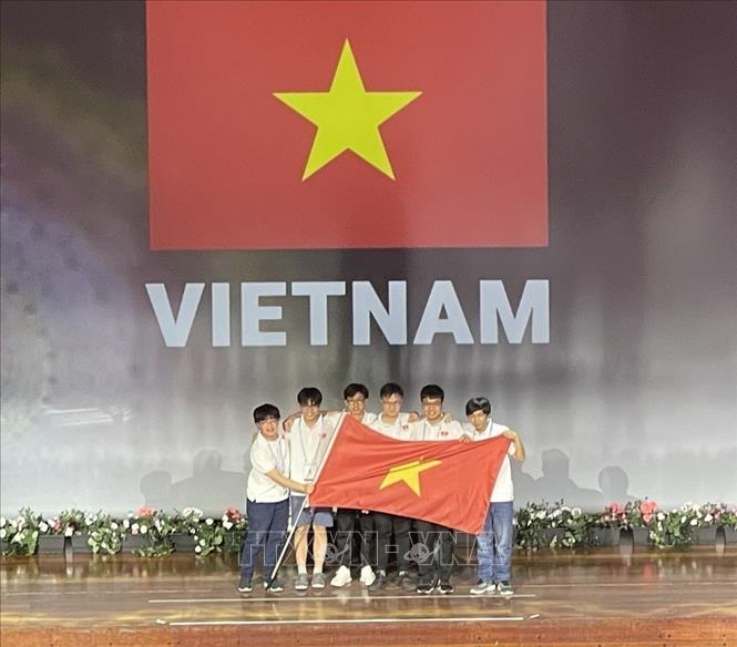 6/6 học sinh Việt Nam đều đoạt giải: 02 HCV, 02 HCB, 02 HCĐ tại cuộc thi Olympic Toán học quốc tế năm 2022 (IMO 2022) tổ chức tại Nauy. Với thành tích này, đội tuyển Olympic Toán học quốc tế Việt Nam xếp thứ 4/104 quốc gia và vùng lãnh thổ tham gia sau Trung Quốc, Hàn Quốc và Mỹ. Ảnh: TTXVN phát