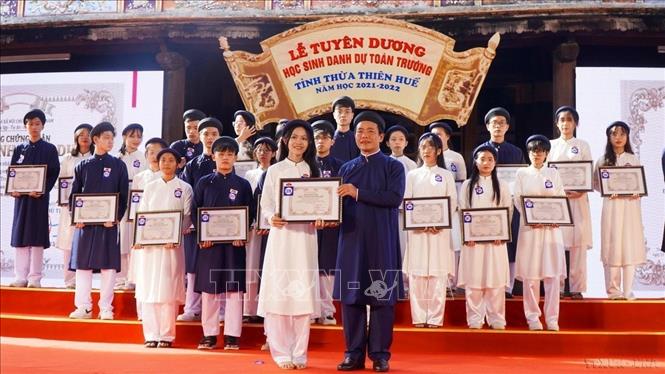 Lễ tuyên dương 384 học sinh đạt danh hiệu “Học sinh Danh dự toàn trường” năm học 2021-2022 của tỉnh Thừa Thiên – Huế. Những học sinh này không chỉ giỏi văn hóa mà được tập thể lớp, trường suy tôn, bình chọn là học sinh danh dự tiêu biểu điển hình của trường. Ảnh: Tường Vi - TTXVN
